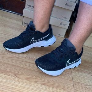 WOMENS Nike Renew Ride (SIZE 7.5)